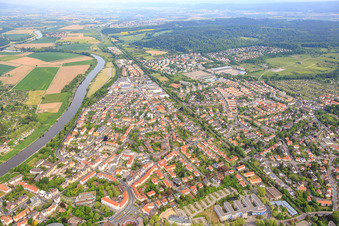 Vue aérienne de Schlachthofstraße et B83 sur la Weser à Hameln dans le département Basse-Saxe, Allemagne