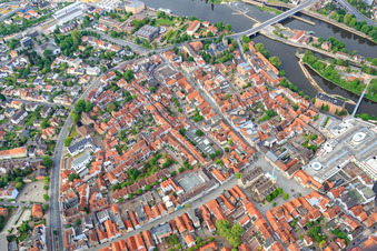 Vue aérienne de Marché aux chevaux avec l'église du marché Saint-Nicolas. Bäckerstraße x Osterstraße à Hameln dans le département Basse-Saxe, Allemagne