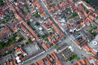Vue aérienne de Église du marché Saint-Nicolas au Pferdemarkt dans le vieux centre-ville à Hameln dans le département Basse-Saxe, Allemagne