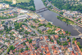 Vue aérienne de Pied Piper Hall et promenade Weser à Hameln dans le département Basse-Saxe, Allemagne
