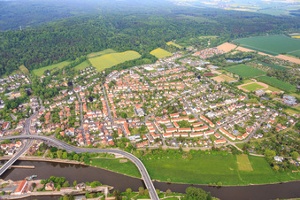 Vue aérienne de B83 et quartier à l'ouest de Uferstr à Hameln dans le département Basse-Saxe, Allemagne