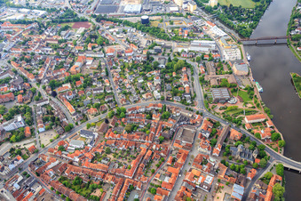 Vue aérienne de Vieille ville historique Alte Marktstraße x Hummenstr à Hameln dans le département Basse-Saxe, Allemagne