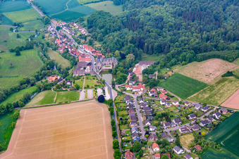 Vue aérienne de Château Hämelschenburg à le quartier Hämelschenburg in Emmerthal dans le département Basse-Saxe, Allemagne