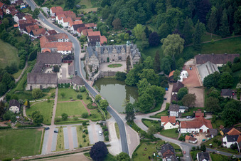 Vue aérienne de Bâtiments et installations du parc du château à douves Hämelschenburg à le quartier Hämelschenburg in Emmerthal dans le département Basse-Saxe, Allemagne