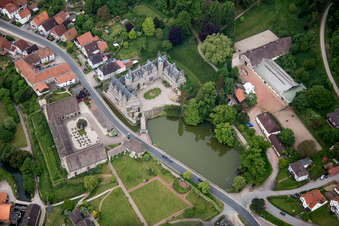 Vue aérienne de Bâtiments et installations du parc du château à douves Hämelschenburg à le quartier Hämelschenburg in Emmerthal dans le département Basse-Saxe, Allemagne