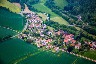 Vue aérienne de Les rives de l'Emmer en Welsede à le quartier Welsede in Emmerthal dans le département Basse-Saxe, Allemagne