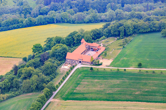 Vue aérienne de Rittergut Sonnenberg KG à Polle dans le département Basse-Saxe, Allemagne