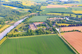 Vue aérienne de Château de Corvey sur la Weser, site classé au patrimoine mondial de l'UNESCO à Höxter dans le département Rhénanie du Nord-Westphalie, Allemagne