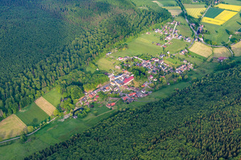 Vue aérienne de Vue des rues et des maisons dans les quartiers résidentiels à le quartier Amelith in Bodenfelde dans le département Basse-Saxe, Allemagne