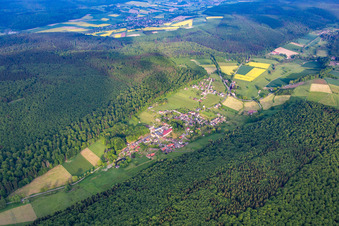 Vue aérienne de Vue des rues et des maisons dans les quartiers résidentiels à le quartier Amelith in Bodenfelde dans le département Basse-Saxe, Allemagne