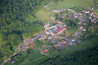 Photographie aérienne de Vue des rues et des maisons dans les quartiers résidentiels à le quartier Amelith in Bodenfelde dans le département Basse-Saxe, Allemagne