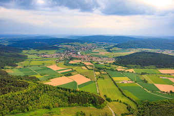 Vue aérienne de Vue de la Weser depuis le nord à Bodenfelde dans le département Basse-Saxe, Allemagne