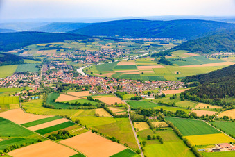 Vue aérienne de Vue de la Weser depuis le nord à Bodenfelde dans le département Basse-Saxe, Allemagne