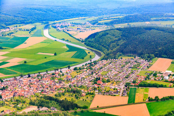 Vue aérienne de Vue de la ville sur la Weser depuis l'est à Bodenfelde dans le département Basse-Saxe, Allemagne