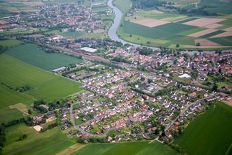 Vue aérienne de Vue des rues et des maisons dans les quartiers résidentiels à Bodenfelde dans le département Basse-Saxe, Allemagne