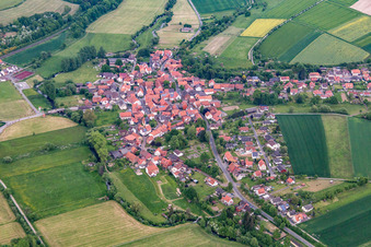 Vue aérienne de Champs agricoles et terres agricoles à le quartier Vernawahlshausen in Wesertal dans le département Hesse, Allemagne