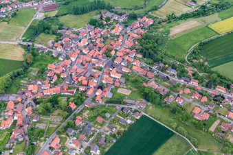 Vue aérienne de Champs agricoles et terres agricoles à le quartier Vernawahlshausen in Wesertal dans le département Hesse, Allemagne