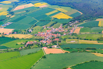 Vue aérienne de Vue du village depuis le nord-est à le quartier Arenborn in Wesertal dans le département Hesse, Allemagne