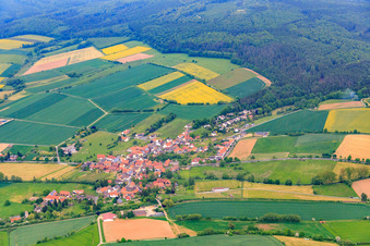 Vue aérienne de Vue du village depuis le nord-est à le quartier Arenborn in Wesertal dans le département Hesse, Allemagne