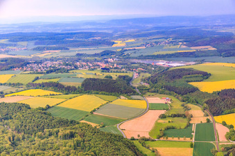 Vue aérienne de Vue de la ville sur la Schwülme depuis l'ouest à Adelebsen dans le département Basse-Saxe, Allemagne