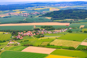 Vue aérienne de Vue du village depuis le nord à le quartier Eberhausen in Adelebsen dans le département Basse-Saxe, Allemagne
