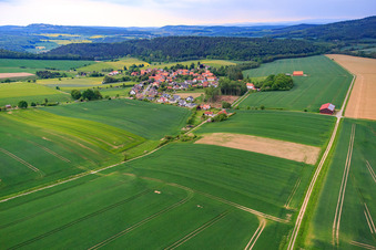Vue aérienne de Vue du village depuis le sud-ouest à le quartier Eberhausen in Adelebsen dans le département Basse-Saxe, Allemagne