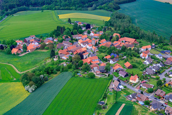 Vue aérienne de Église Saint-Nicolas Eberhausen à le quartier Eberhausen in Adelebsen dans le département Basse-Saxe, Allemagne