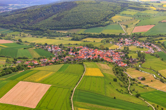 Vue aérienne de Vue du village depuis le sud à le quartier Vernawahlshausen in Wesertal dans le département Hesse, Allemagne