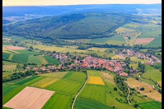Vue aérienne de Vue du village depuis le sud-est à le quartier Vernawahlshausen in Wesertal dans le département Hesse, Allemagne