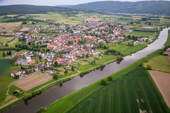 Vue aérienne de Zones riveraines de la Weser à Wahlsburg à le quartier Lippoldsberg in Wesertal dans le département Hesse, Allemagne