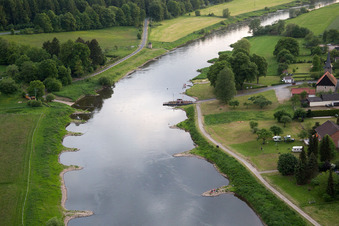 Vue aérienne de Bac Weser Wahmbeck à le quartier Wahmbeck in Bodenfelde dans le département Basse-Saxe, Allemagne