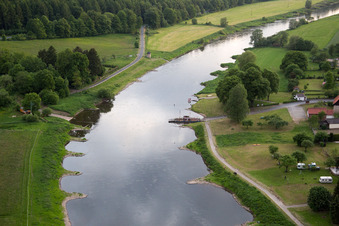 Vue aérienne de Bac Weser Wahmbeck à le quartier Wahmbeck in Bodenfelde dans le département Basse-Saxe, Allemagne