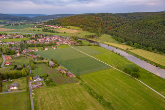Vue aérienne de De l'ouest à le quartier Wahmbeck in Bodenfelde dans le département Basse-Saxe, Allemagne
