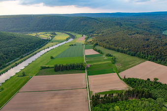 Vue aérienne de Cours de la Weser entre la Hesse et la Basse-Saxe à le quartier Wahmbeck in Bodenfelde dans le département Basse-Saxe, Allemagne