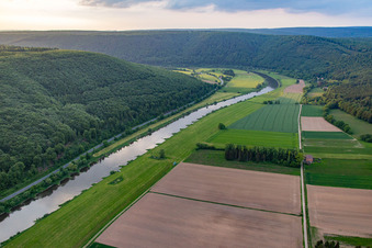 Vue aérienne de Cours de la Weser entre la Hesse et la Basse-Saxe à le quartier Wahmbeck in Bodenfelde dans le département Basse-Saxe, Allemagne
