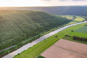Photographie aérienne de Cours de la Weser entre la Hesse et la Basse-Saxe à le quartier Wahmbeck in Bodenfelde dans le département Basse-Saxe, Allemagne