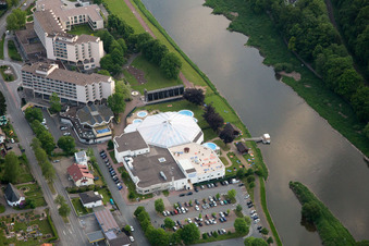 Vue aérienne de Thermes et piscines de la piscine extérieure du centre de loisirs Weser-Therme dans le quartier de Helmarshausen à Bad Karlshafen dans le département Hesse, Allemagne
