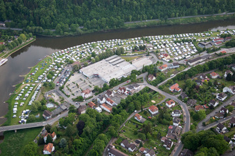 Vue aérienne de Camping pour caravanes et tentes - et emplacement pour tentes Weseroase / camping Bad Karlshafen sur la Weser dans le district de Karlshafen à Bad Karlshafen dans le département Hesse, Allemagne