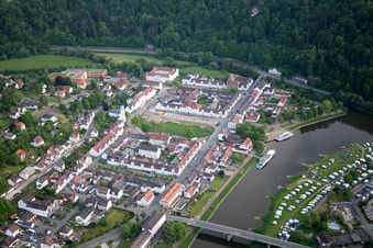 Vue aérienne de Les rives de la Weser dans le district de Karlshafen à Bad Karlshafen dans le département Hesse, Allemagne