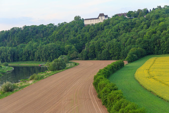 MUSÉE DU CHÂTEAU DE FÜRSTENBERG au-dessus de la Weser à Fürstenberg dans le département Basse-Saxe, Allemagne d'en haut