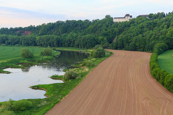 MUSÉE DU CHÂTEAU DE FÜRSTENBERG au-dessus de la Weser à Fürstenberg dans le département Basse-Saxe, Allemagne hors des airs