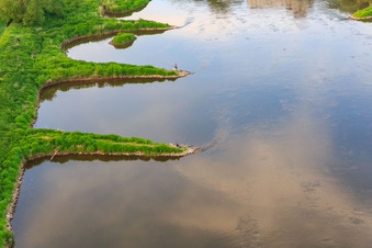 Vue aérienne de Pêcheurs sur les épis de la rive de la Weser à le quartier Wehrden in Beverungen dans le département Rhénanie du Nord-Westphalie, Allemagne