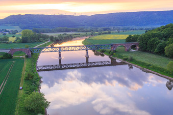 Vue aérienne de Pont Kennedy sur la Weser à Boffzen dans le département Basse-Saxe, Allemagne