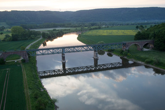 Vue aérienne de Pont Kennedy pour le chemin de fer traversant la Weser à le quartier Wehrden in Beverungen dans le département Rhénanie du Nord-Westphalie, Allemagne