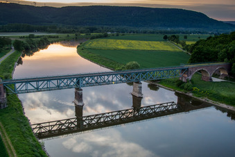 Vue aérienne de Viaduc de la structure du pont ferroviaire pour le tracé des voies ferrées entre Godelheim et Boffzen sur la Weser à Höxter dans le Land de Rhénanie-du-Nord-Westphalie à Boffzen dans le département Basse-Saxe, Allemagne