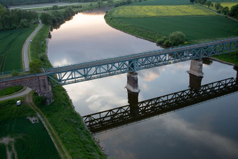 Vue aérienne de Pont Kennedy pour le chemin de fer traversant la Weser à le quartier Wehrden in Beverungen dans le département Rhénanie du Nord-Westphalie, Allemagne