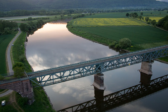 Photographie aérienne de Pont Kennedy pour le chemin de fer traversant la Weser à le quartier Wehrden in Beverungen dans le département Rhénanie du Nord-Westphalie, Allemagne