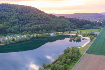 Vue aérienne de Lac de baignade Godelheimer See à Höxter dans le département Rhénanie du Nord-Westphalie, Allemagne