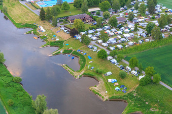 Vue aérienne de Wesercamping Höxter à Höxter dans le département Rhénanie du Nord-Westphalie, Allemagne