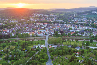 Vue aérienne de De la Fürstenberger Straße au pont Weser à Höxter dans le département Rhénanie du Nord-Westphalie, Allemagne